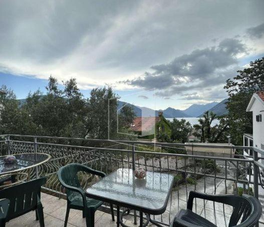 Alex Guesthouse Kotor Bagian luar foto