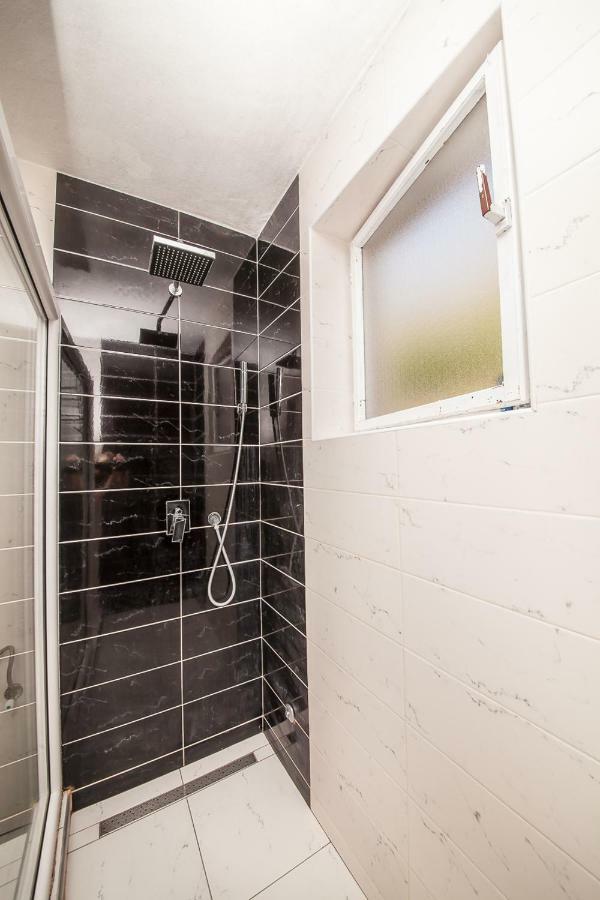 Alex Guesthouse Kotor Bagian luar foto