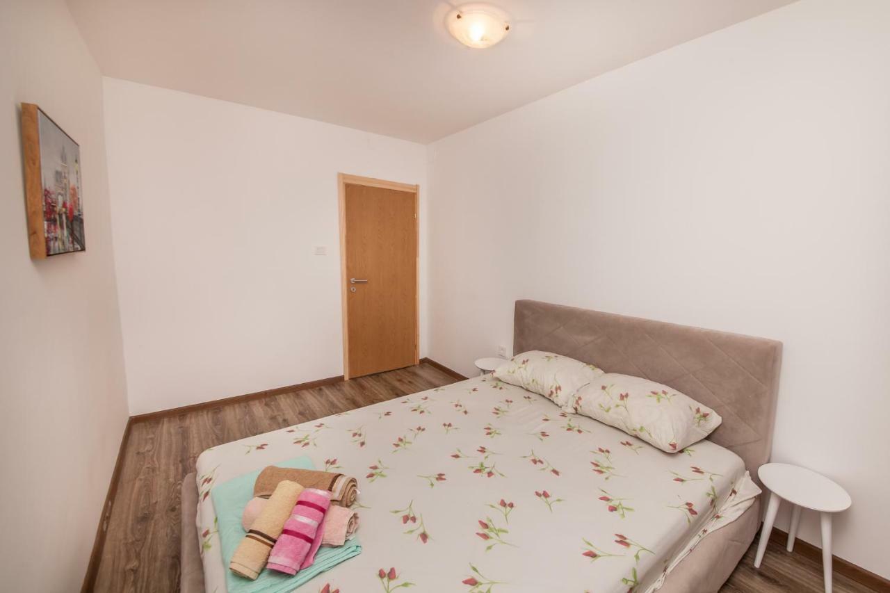 Alex Guesthouse Kotor Bagian luar foto