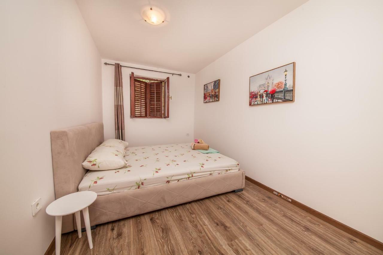 Alex Guesthouse Kotor Bagian luar foto