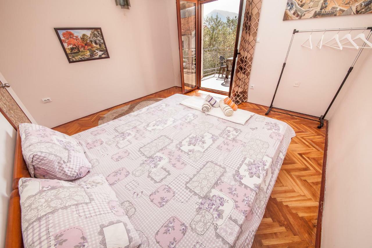 Alex Guesthouse Kotor Bagian luar foto