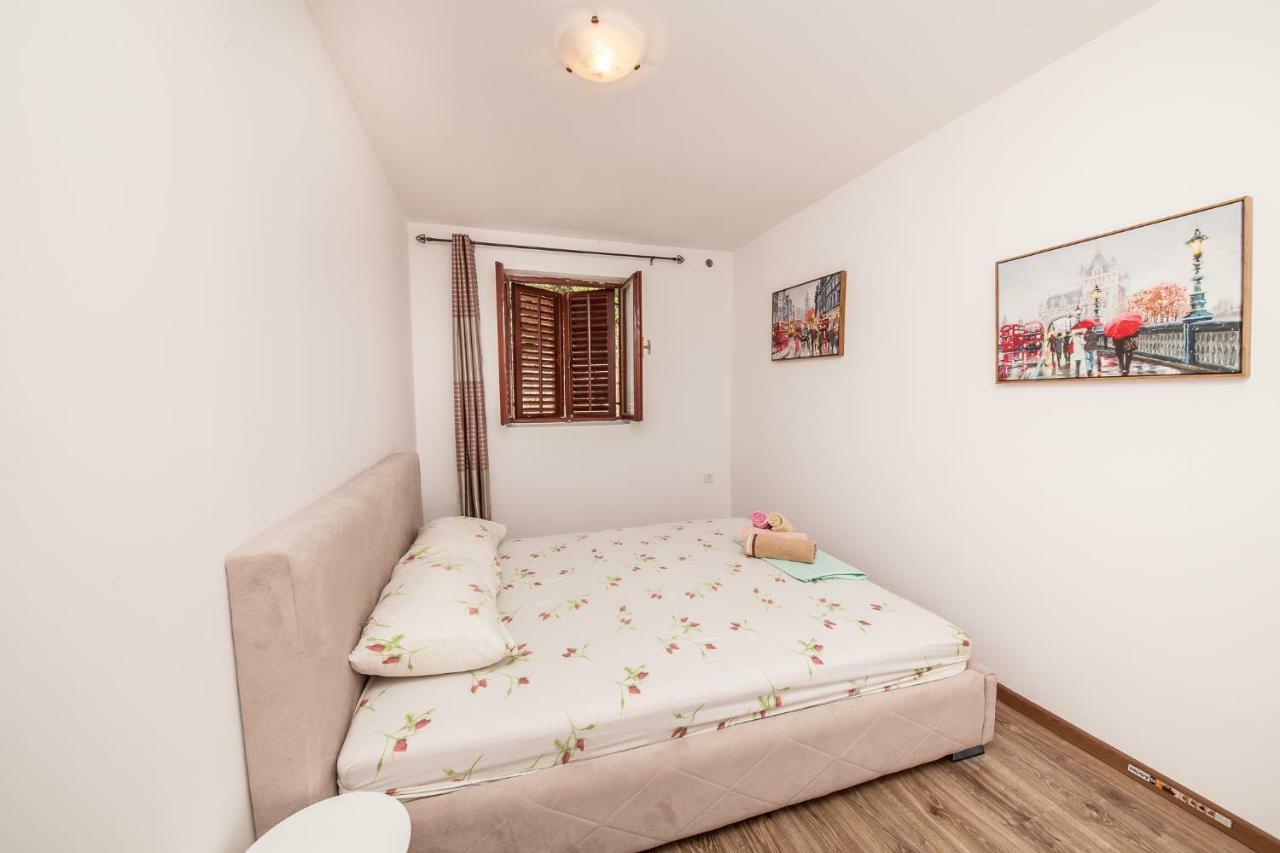 Alex Guesthouse Kotor Bagian luar foto