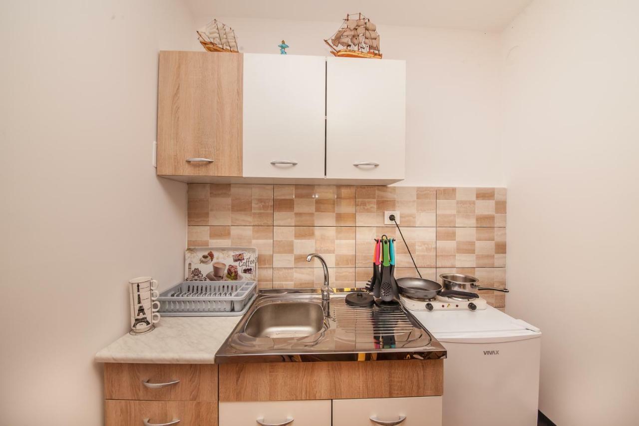 Alex Guesthouse Kotor Bagian luar foto