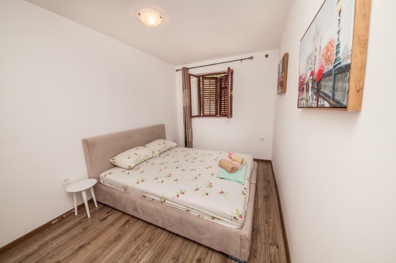 Alex Guesthouse Kotor Bagian luar foto