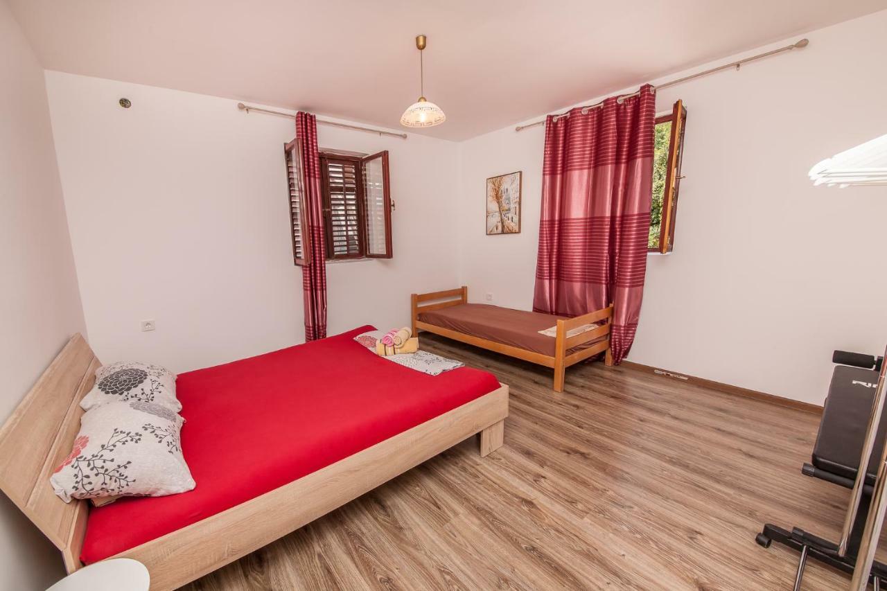 Alex Guesthouse Kotor Bagian luar foto